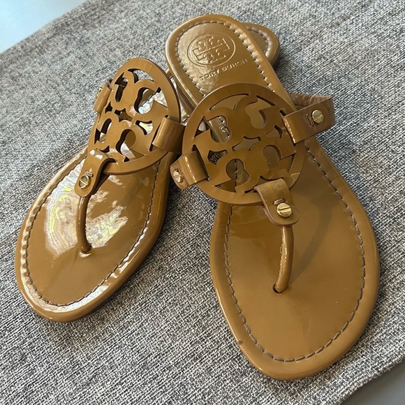 TORY BURCH MILLER SAND PATENT LEATHER SANDALS SIZE 7.5M – RETAIL $195.00+ - Picture 3 of 10